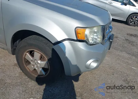 2009 Ford Escape Xlt z USA, uszkodzony, nr VIN 1FMCU93789KB40373